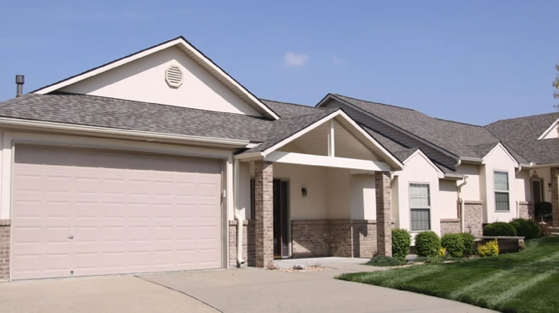 A home with a new asphalt shingle roof installed by Bill West Roofing.